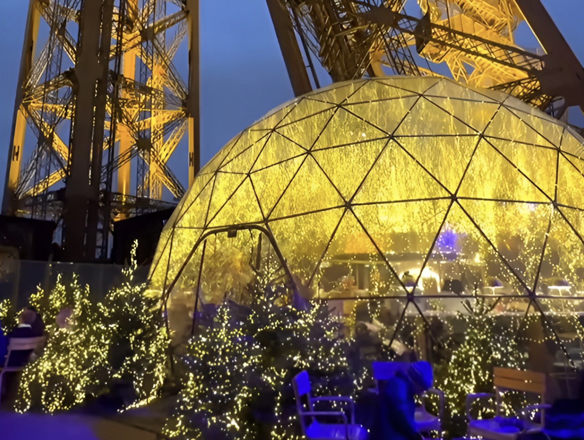 La magie de Noël sous le dôme de la Tour Eiffel : une terrasse d’hiver éphémère pour les fêtes de fin d'année