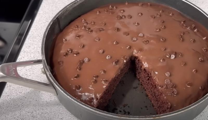 Gâteau Moelleux au Chocolat à la Poêle : Une Recette Rapide et Sans Four