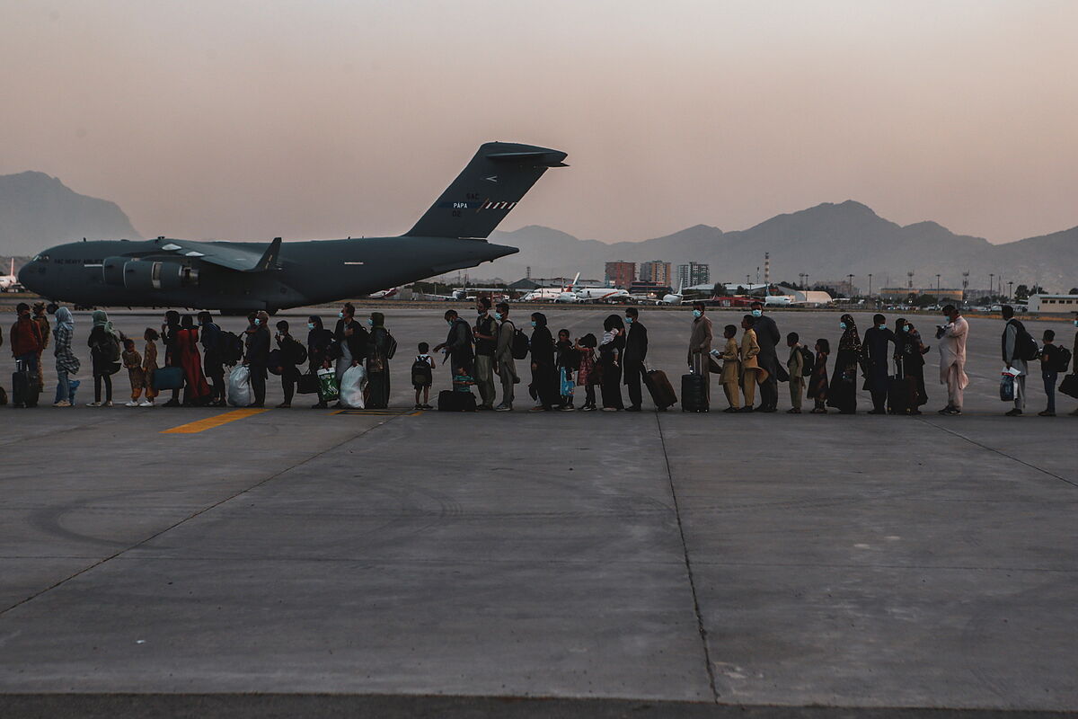 Les vols d'évacuation reprennent à l'aéroport de Kaboul ...